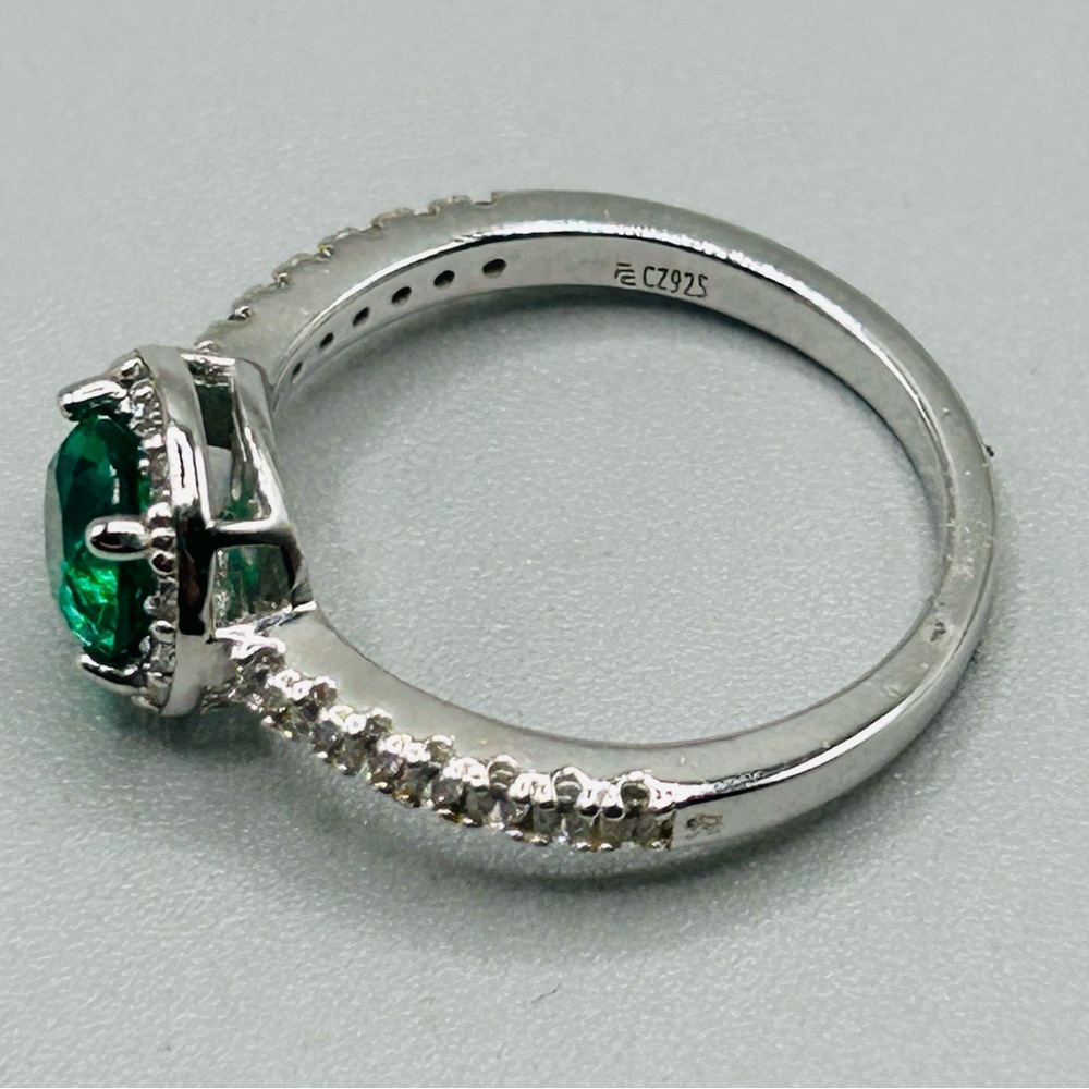 Source Unknown Silver Ring With Emerald Green Sto… - image 5